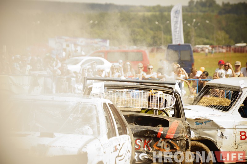 "Победил на пустых колесах". Черная и белая "Волги" сошлись в финальном поединке гродненских автобоев "Победил на пустых колесах". Черная и белая "Волги" сошлись в финальном поединке гродненских автобоев