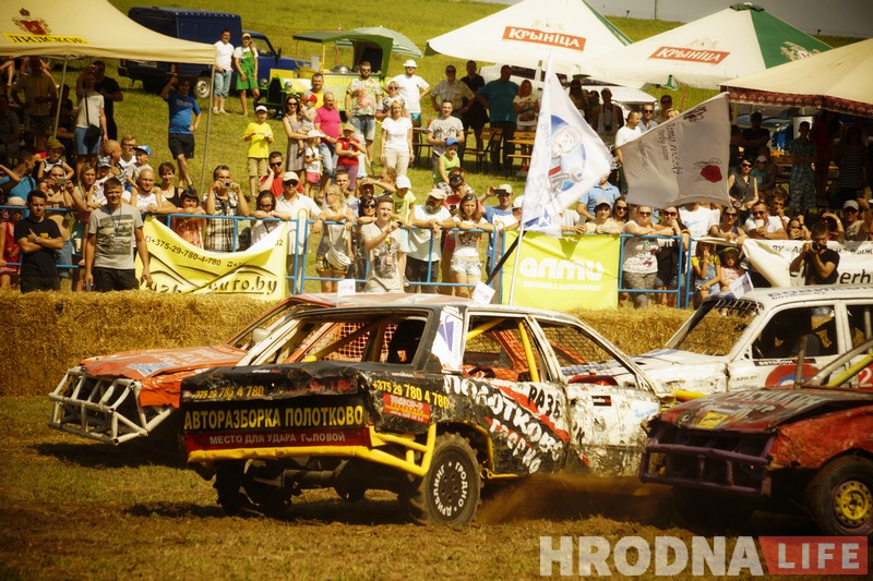 "Победил на пустых колесах". Черная и белая "Волги" сошлись в финальном поединке гродненских автобоев "Победил на пустых колесах". Черная и белая "Волги" сошлись в финальном поединке гродненских автобоев