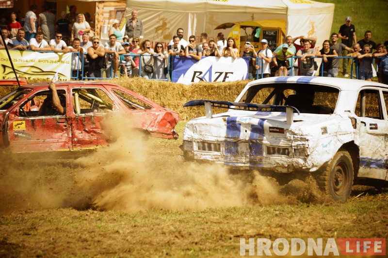 "Победил на пустых колесах". Черная и белая "Волги" сошлись в финальном поединке гродненских автобоев "Победил на пустых колесах". Черная и белая "Волги" сошлись в финальном поединке гродненских автобоев