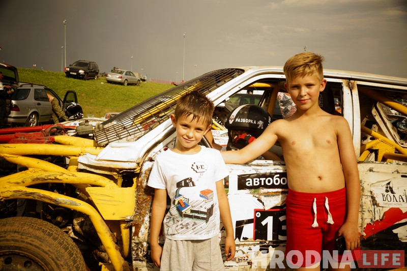 "Победил на пустых колесах". Черная и белая "Волги" сошлись в финальном поединке гродненских автобоев "Победил на пустых колесах". Черная и белая "Волги" сошлись в финальном поединке гродненских автобоев