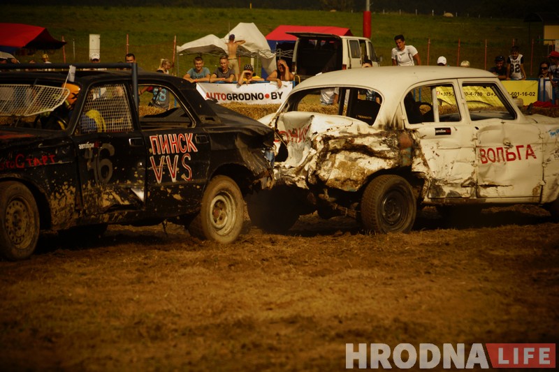"Победил на пустых колесах". Черная и белая "Волги" сошлись в финальном поединке гродненских автобоев "Победил на пустых колесах". Черная и белая "Волги" сошлись в финальном поединке гродненских автобоев