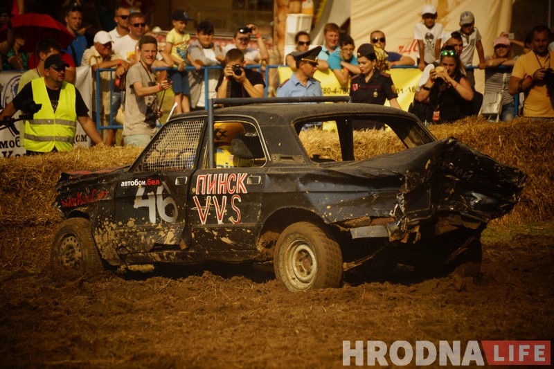 "Победил на пустых колесах". Черная и белая "Волги" сошлись в финальном поединке гродненских автобоев "Победил на пустых колесах". Черная и белая "Волги" сошлись в финальном поединке гродненских автобоев