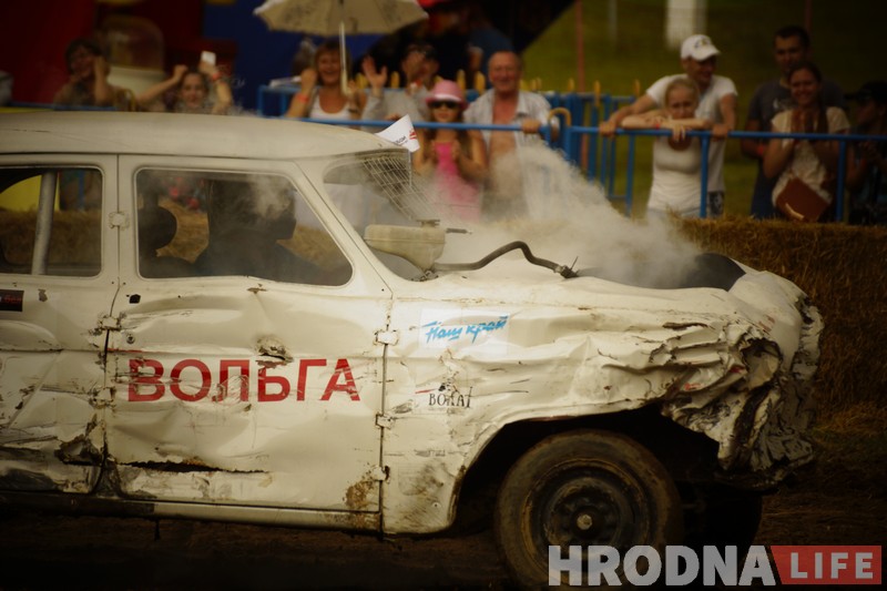 "Победил на пустых колесах". Черная и белая "Волги" сошлись в финальном поединке гродненских автобоев "Победил на пустых колесах". Черная и белая "Волги" сошлись в финальном поединке гродненских автобоев