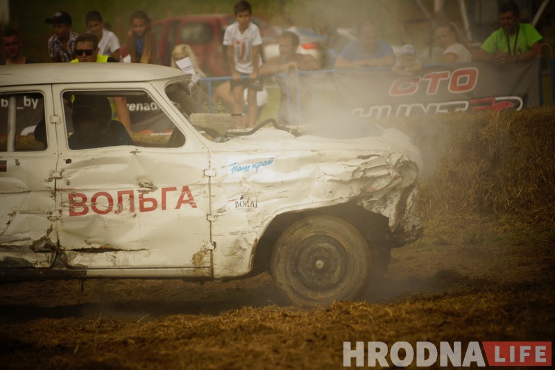 "Победил на пустых колесах". Черная и белая "Волги" сошлись в финальном поединке гродненских автобоев "Победил на пустых колесах". Черная и белая "Волги" сошлись в финальном поединке гродненских автобоев