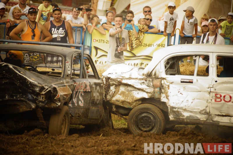"Победил на пустых колесах". Черная и белая "Волги" сошлись в финальном поединке гродненских автобоев "Победил на пустых колесах". Черная и белая "Волги" сошлись в финальном поединке гродненских автобоев