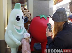 Сотни гродненцев пришли знакомиться с новыми Бонстиками в парк Жилибера Сотни гродненцев пришли знакомиться с новыми Бонстиками в парк Жилибера