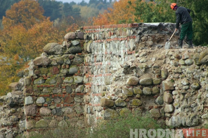 Реконструкция Старого замка: рабочие начали разбирать защитную стену Реконструкция Старого замка: рабочие начали разбирать защитную стену