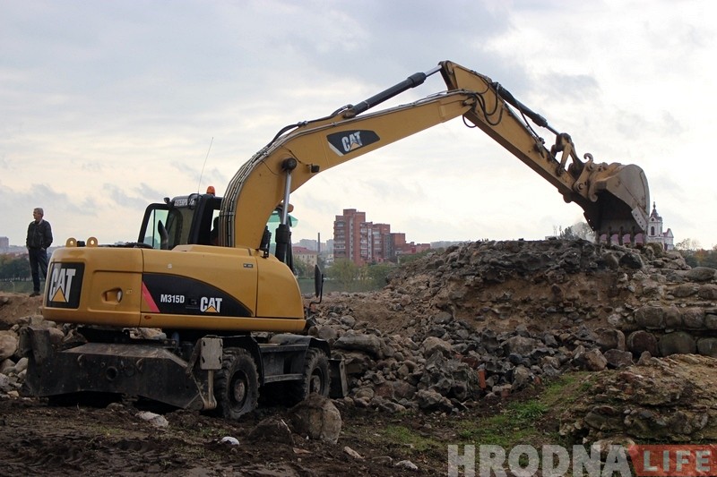 Реконструкция Старого замка: рабочие начали разбирать защитную стену Реконструкция Старого замка: рабочие начали разбирать защитную стену