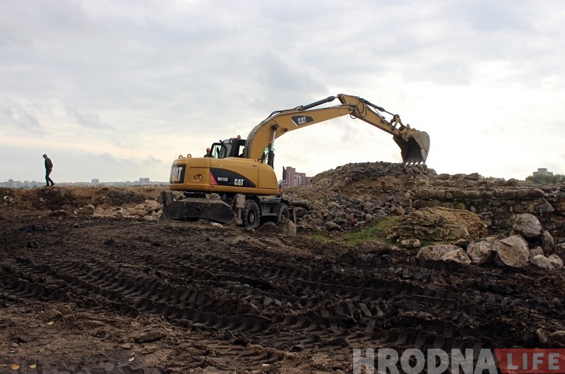 Реконструкция Старого замка: рабочие начали разбирать защитную стену Реконструкция Старого замка: рабочие начали разбирать защитную стену