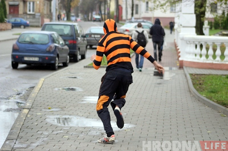 Валера-спайдермен. В Гродно появился свой супергерой: полосатый и в трениках Валера-спайдермен. В Гродно появился свой супергерой: полосатый и в трениках