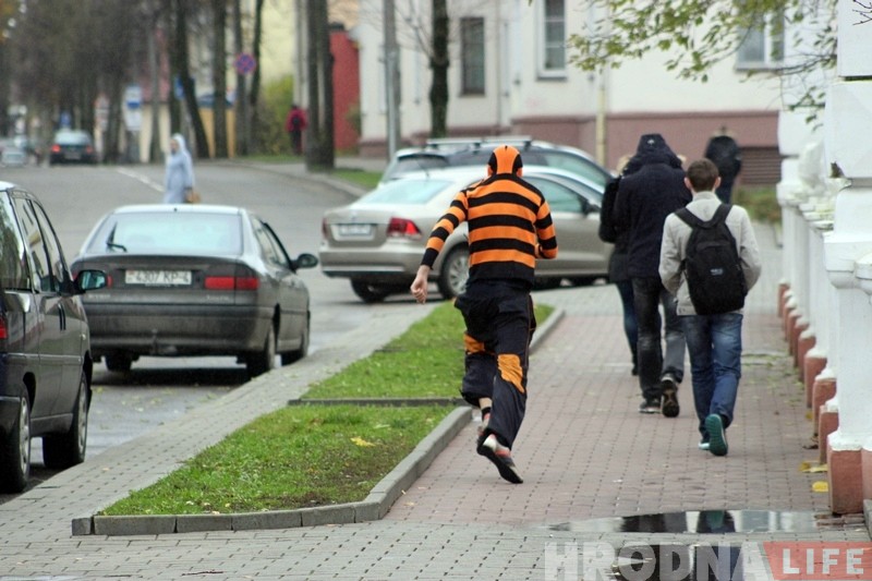 Валера-спайдермен. В Гродно появился свой супергерой: полосатый и в трениках Валера-спайдермен. В Гродно появился свой супергерой: полосатый и в трениках