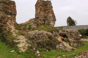 "Помещения в подвале Княжеской башни разваливались быстро". Посмотрите на башню Кревского замка до и после консервации