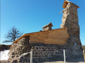 "Помещения в подвале Княжеской башни разваливались быстро". Посмотрите на башню Кревского замка до и после консервации