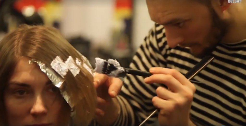 "Это бомба, которая взорвалась, а осколки летят". Парикмахер из Гродно потряс стилистов из Питера