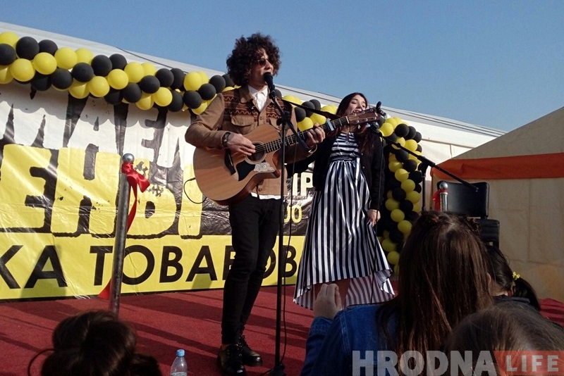 Ярмарка "КРЯК" открылась в Гродно: шубы, обувь, постельное - все дешево! А NaviBand бесплатно Ярмарка "КРЯК" открылась в Гродно: шубы, обувь, постельное - все дешево! А NaviBand бесплатно