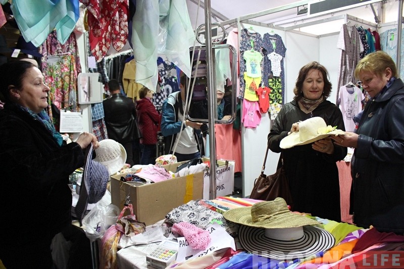 Ярмарка "КРЯК" открылась в Гродно: шубы, обувь, постельное - все дешево! А NaviBand бесплатно Ярмарка "КРЯК" открылась в Гродно: шубы, обувь, постельное - все дешево! А NaviBand бесплатно