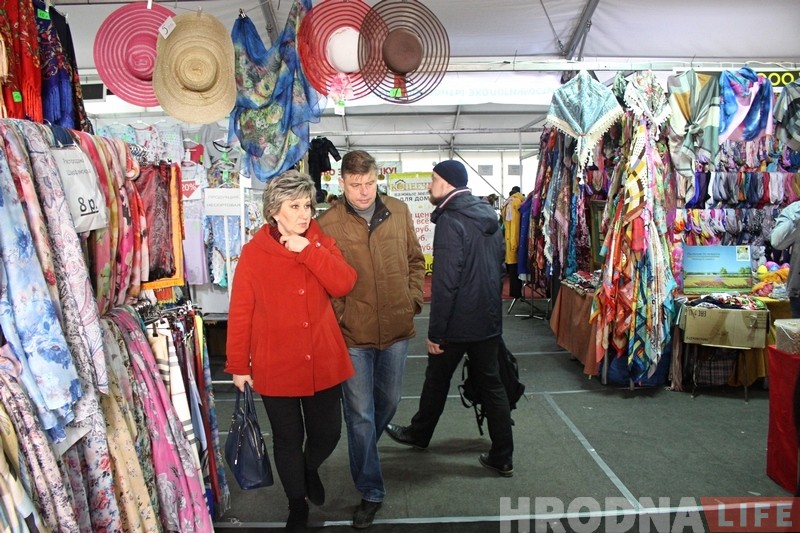 Ярмарка "КРЯК" открылась в Гродно: шубы, обувь, постельное - все дешево! А NaviBand бесплатно Ярмарка "КРЯК" открылась в Гродно: шубы, обувь, постельное - все дешево! А NaviBand бесплатно