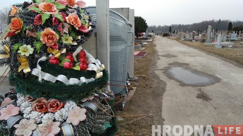 Искусственная Радуница: пластиковые цветы на могилах переживут похороненых на сотни лет Искусственная Радуница: пластиковые цветы на могилах переживут похороненых на сотни лет