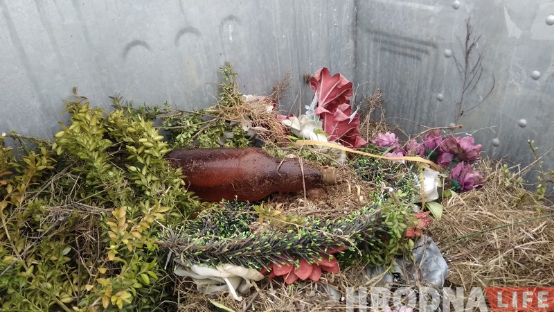 Искусственная Радуница: пластиковые цветы на могилах переживут похороненых на сотни лет Искусственная Радуница: пластиковые цветы на могилах переживут похороненых на сотни лет