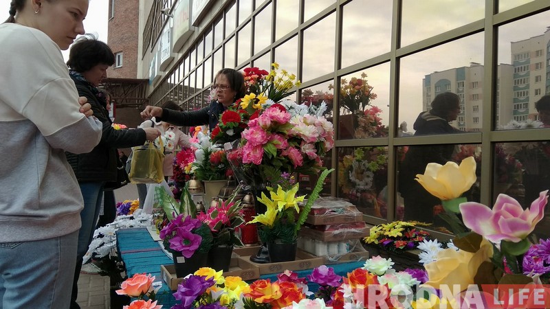 Искусственная Радуница: пластиковые цветы на могилах переживут похороненых на сотни лет Искусственная Радуница: пластиковые цветы на могилах переживут похороненых на сотни лет