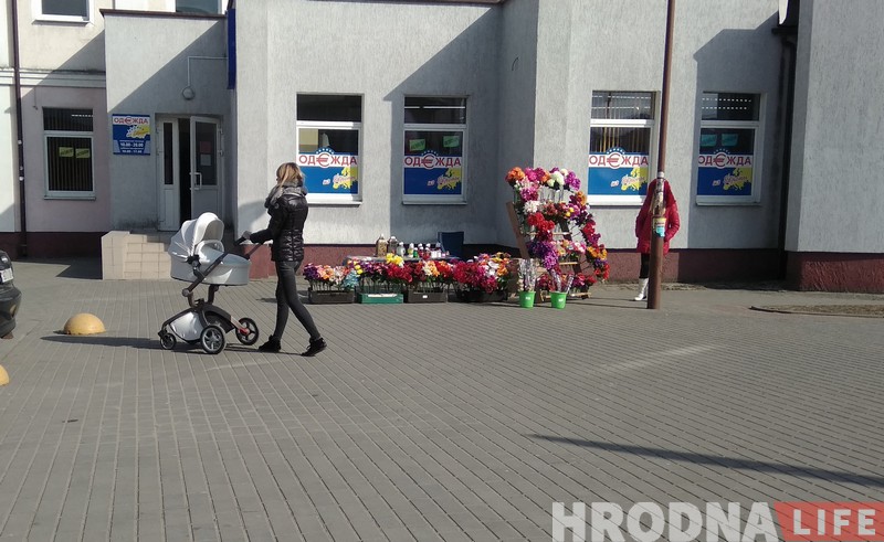 Искусственная Радуница: пластиковые цветы на могилах переживут похороненых на сотни лет Искусственная Радуница: пластиковые цветы на могилах переживут похороненых на сотни лет