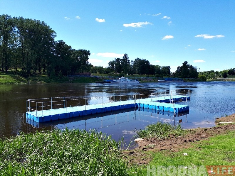 На набережной Немана установили причал для маломерных судов На набережной Немана установили причал для маломерных судов