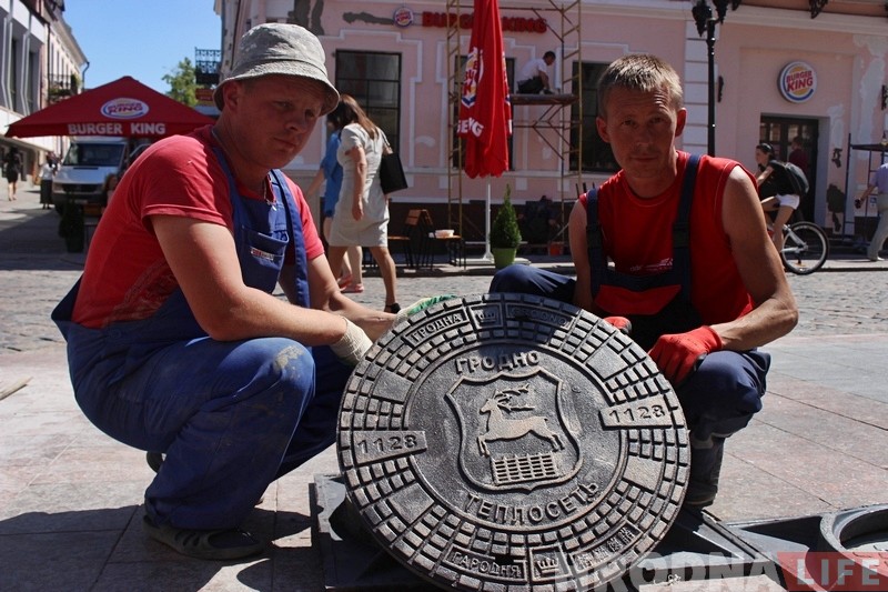 В центре города меняют люки. Новые - с гербом города В центре города меняют люки. Новые - с гербом города