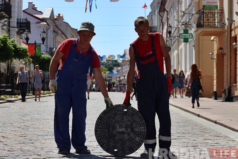 В центре города меняют люки. Новые - с гербом города В центре города меняют люки. Новые - с гербом города