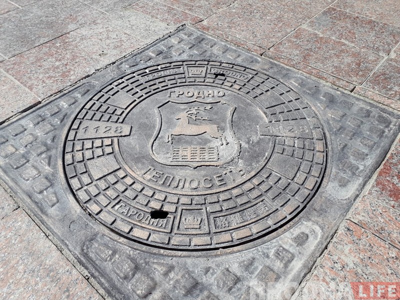 В центре города меняют люки. Новые - с гербом города В центре города меняют люки. Новые - с гербом города