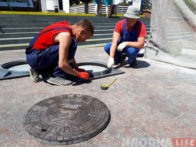 В центре города меняют люки. Новые - с гербом города В центре города меняют люки. Новые - с гербом города