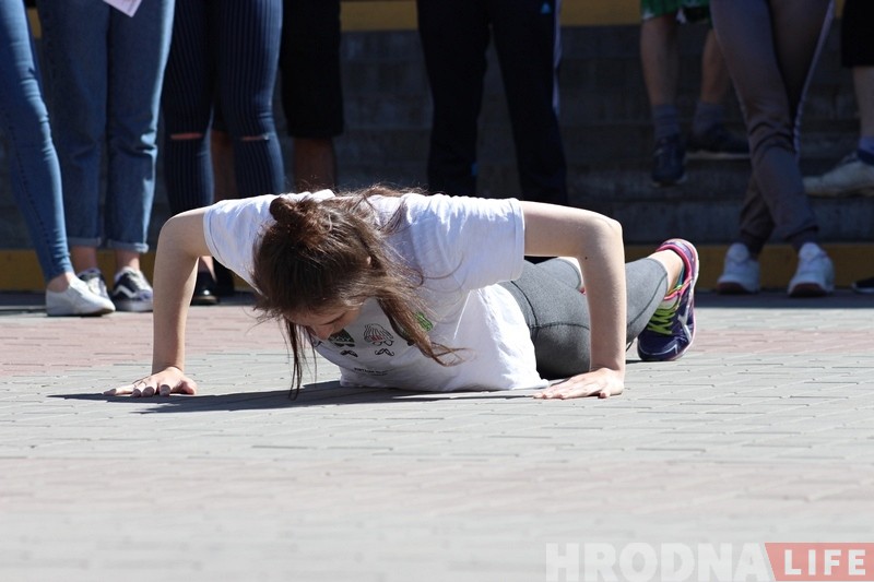 "Кто-то выпивает, а мы по спорту": гродненцы отжиманиями отметили День Победы "Кто-то выпивает, а мы по спорту": гродненцы отжиманиями отметили День Победы