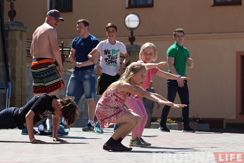 "Кто-то выпивает, а мы по спорту": гродненцы отжиманиями отметили День Победы "Кто-то выпивает, а мы по спорту": гродненцы отжиманиями отметили День Победы