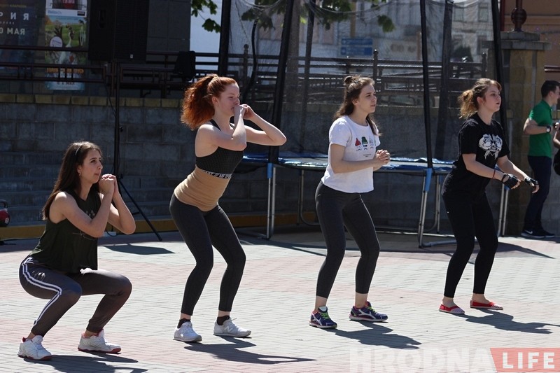 "Кто-то выпивает, а мы по спорту": гродненцы отжиманиями отметили День Победы "Кто-то выпивает, а мы по спорту": гродненцы отжиманиями отметили День Победы