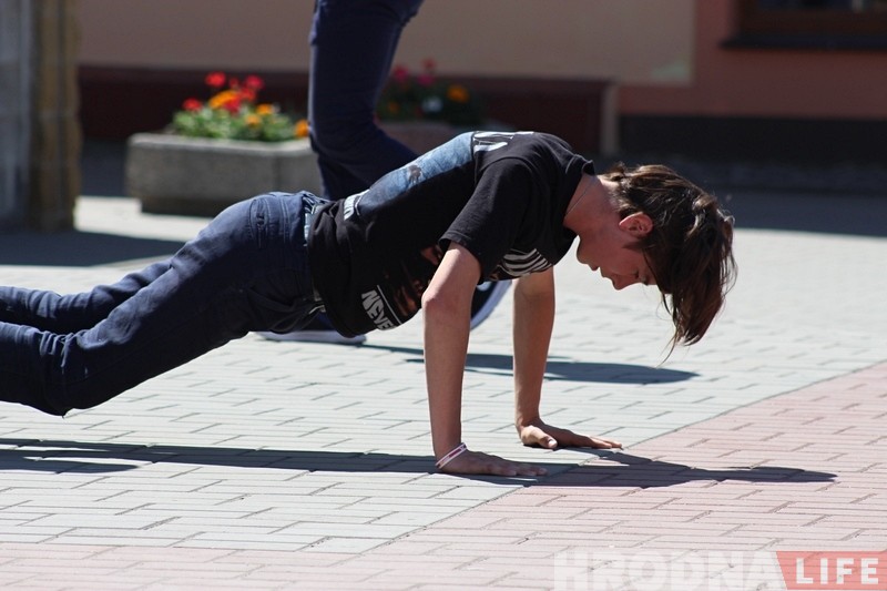 "Кто-то выпивает, а мы по спорту": гродненцы отжиманиями отметили День Победы "Кто-то выпивает, а мы по спорту": гродненцы отжиманиями отметили День Победы