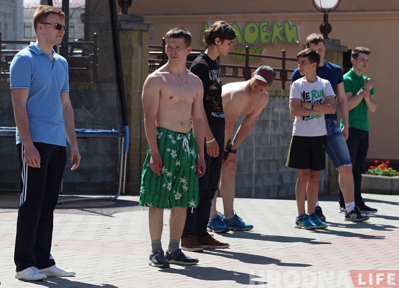 "Кто-то выпивает, а мы по спорту": гродненцы отжиманиями отметили День Победы "Кто-то выпивает, а мы по спорту": гродненцы отжиманиями отметили День Победы