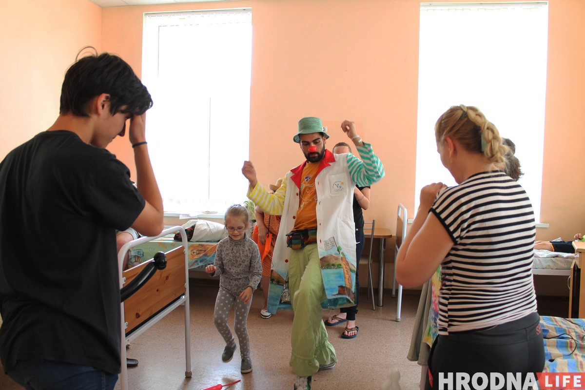 “Шчокі ад смеху баляць”. Бальнічныя клоўны наведалі гродзенскія бальніцы “Шчокі ад смеху баляць”. Бальнічныя клоўны наведалі гродзенскія бальніцы