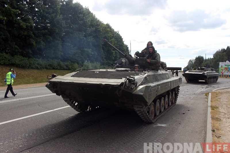 На выезде из Гродно БМП раздавила легковушку. Обошлось без жертв На выезде из Гродно БМП раздавила легковушку. Обошлось без жертв