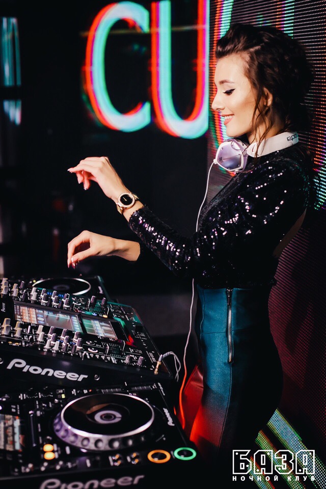 Кучеряшка Curly. Гродненская девушка-диджей об идеальном клубе, игре топлесс и "Мисс Гродно" Кучеряшка Curly. Гродненская девушка-диджей об идеальном клубе, игре топлесс и "Мисс Гродно"