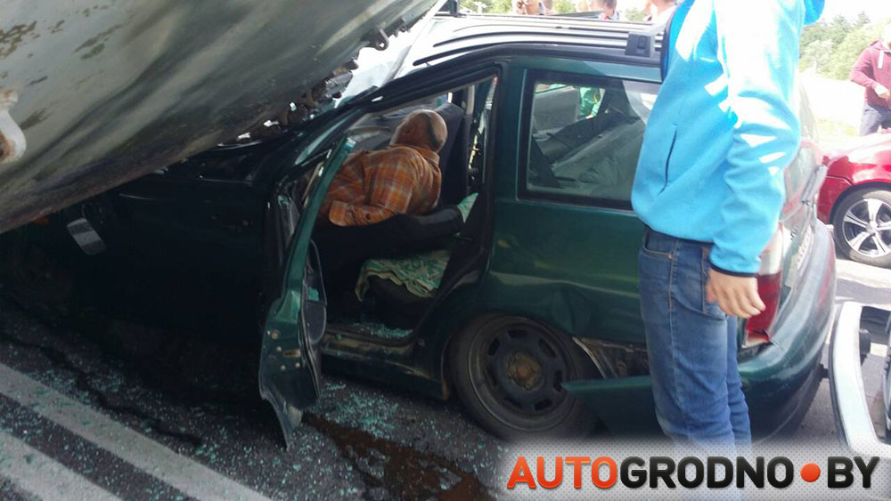 На выезде из Гродно БМП раздавила легковушку. Обошлось без жертв На выезде из Гродно БМП раздавила легковушку. Обошлось без жертв