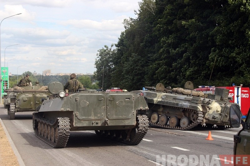 На выезде из Гродно БМП раздавила легковушку. Обошлось без жертв На выезде из Гродно БМП раздавила легковушку. Обошлось без жертв