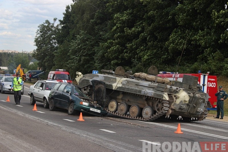На выезде из Гродно БМП раздавила легковушку. Обошлось без жертв На выезде из Гродно БМП раздавила легковушку. Обошлось без жертв