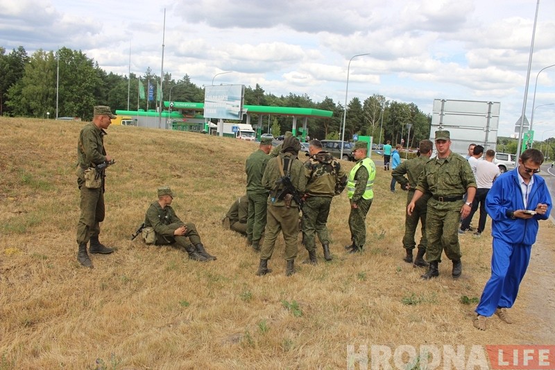 На выезде из Гродно БМП раздавила легковушку. Обошлось без жертв На выезде из Гродно БМП раздавила легковушку. Обошлось без жертв
