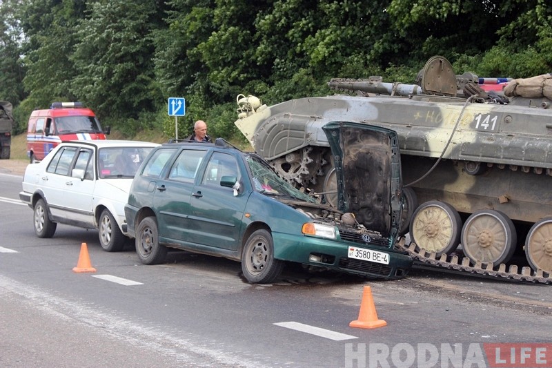 На выезде из Гродно БМП раздавила легковушку. Обошлось без жертв На выезде из Гродно БМП раздавила легковушку. Обошлось без жертв