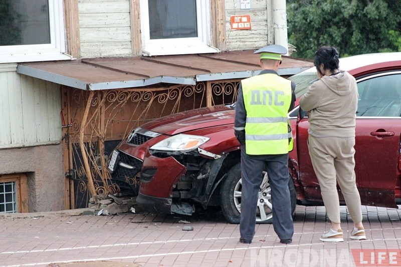 На перекрестке Горького - Мицкевича столкнулись два автомобиля. Один из них въехал в ограждение дома На перекрестке Горького - Мицкевича столкнулись два автомобиля. Один из них въехал в ограждение дома