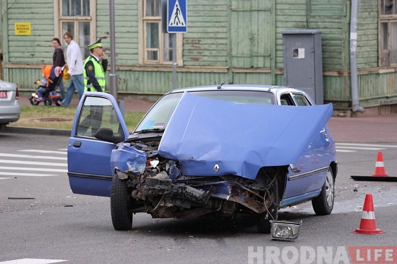 На перекрестке Горького - Мицкевича столкнулись два автомобиля. Один из них въехал в ограждение дома На перекрестке Горького - Мицкевича столкнулись два автомобиля. Один из них въехал в ограждение дома