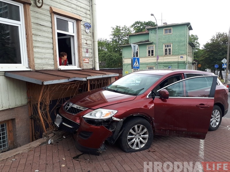 На перекрестке Горького - Мицкевича столкнулись два автомобиля. Один из них въехал в ограждение дома На перекрестке Горького - Мицкевича столкнулись два автомобиля. Один из них въехал в ограждение дома