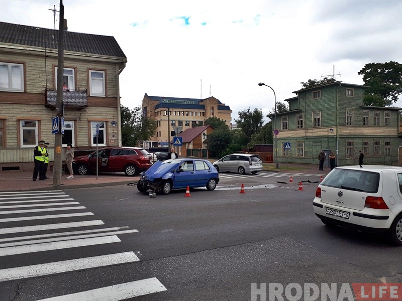 На перекрестке Горького - Мицкевича столкнулись два автомобиля. Один из них въехал в ограждение дома На перекрестке Горького - Мицкевича столкнулись два автомобиля. Один из них въехал в ограждение дома