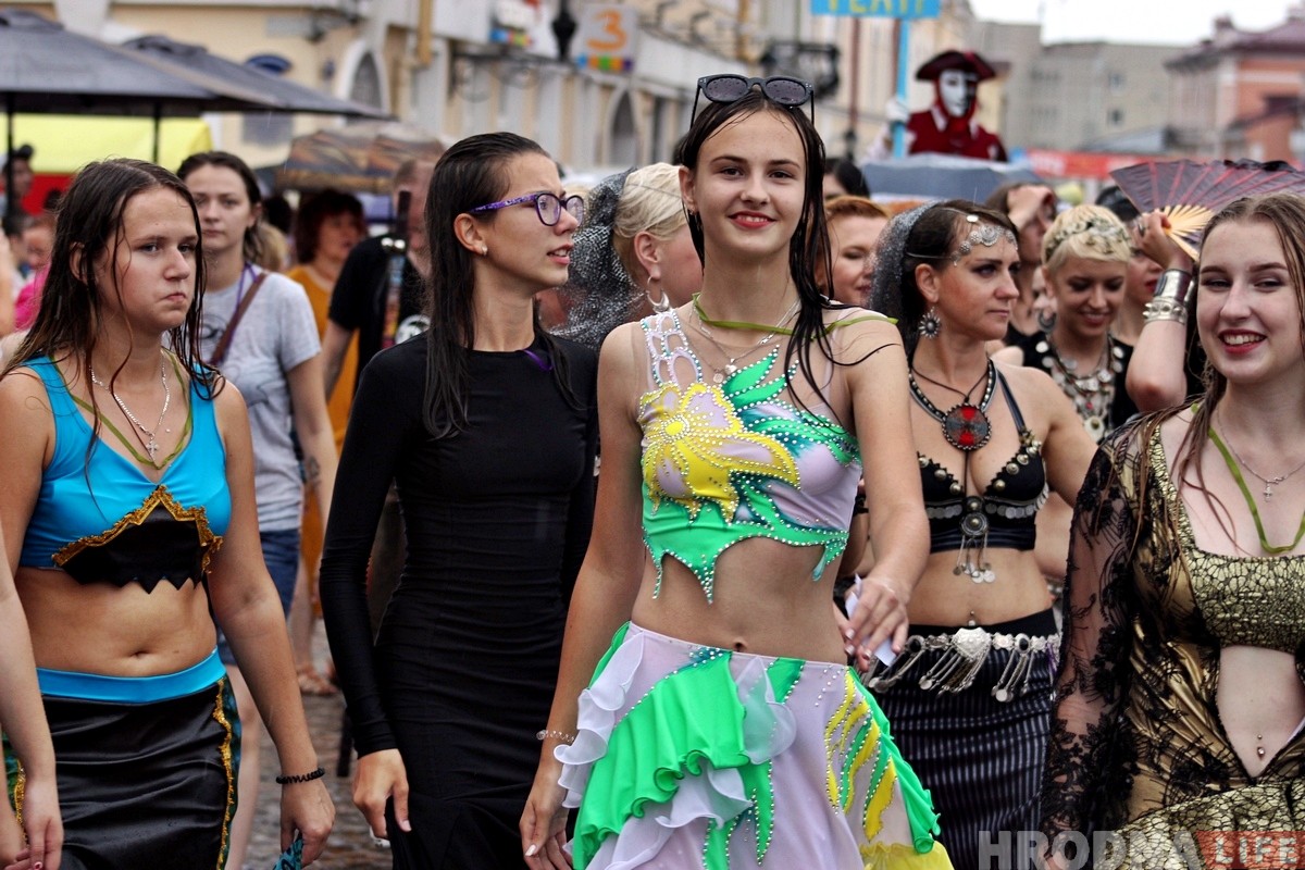 Шествием под проливным дождем открыли в Гродно Биг-мини-фестиваль Шествием под проливным дождем открыли в Гродно Биг-мини-фестиваль