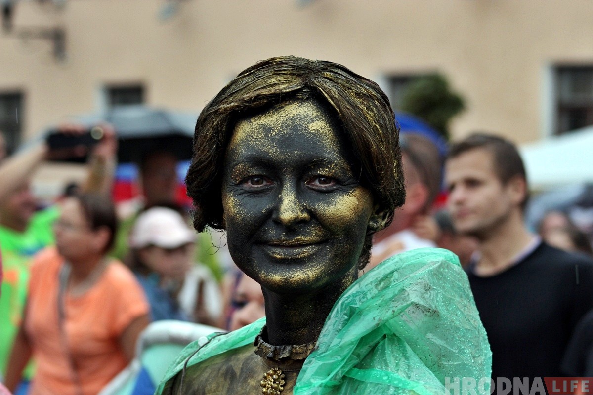 Шествием под проливным дождем открыли в Гродно Биг-мини-фестиваль Шествием под проливным дождем открыли в Гродно Биг-мини-фестиваль