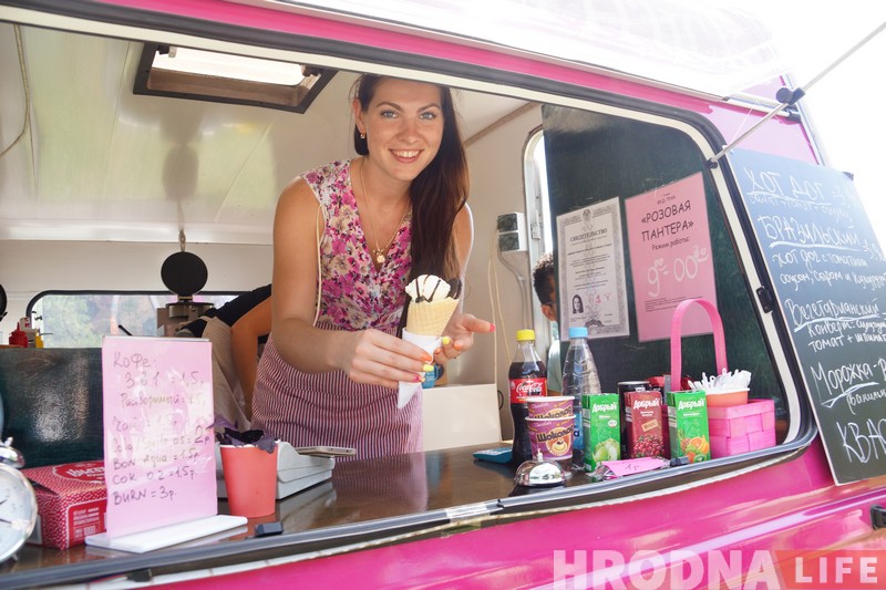 Детская мечта привела в бизнес. Фудтрак «Розовая пантера» угощал «Суседзяў» мороженым и не только Детская мечта привела в бизнес. Фудтрак «Розовая пантера» угощал «Суседзяў» мороженым и не только